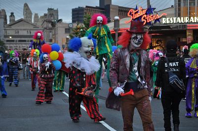 Usj 秋のユニバにおすすめコーデ紹介 急な気温変化にも対策抜群 ハロウィン 双子コーデなど