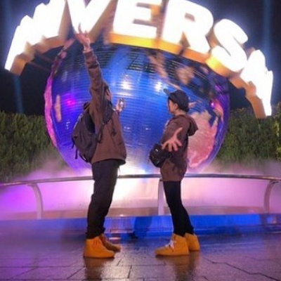 フーディー、パンツ、靴をそろえたカジュアルなストリート風おそろコーデ！