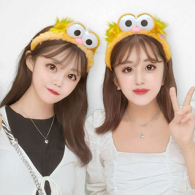 明るい色のカチューシャがシンプルなコーデによく映える定番のテーマパークコーデ！