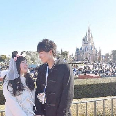 シンデレラ城をバックに結婚式のようなカップル