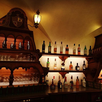 店内にはたくさんのお酒が並びます