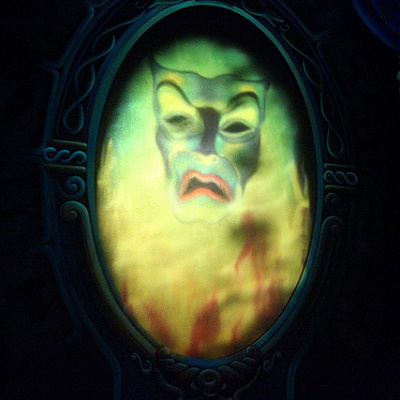 魔女の嫉妬の原因となる魔法の鏡