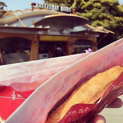 食べ歩きにぴったりな熱々パイ