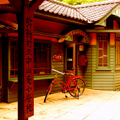 丸いポストと自転車が可愛い郵便局