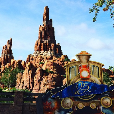 25の数字が書いてある看板