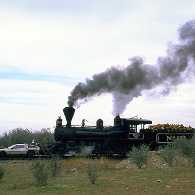 壊れたデロリアンを押して加速させる蒸気機関車