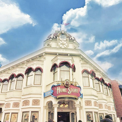 ドールハウスのような白い建物が特徴的ですね。