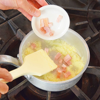 さらにベーコンを加えて炒める