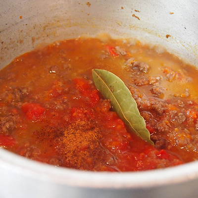 ⑤に以下の材料を加え、ゆっくりと弱火で煮込む