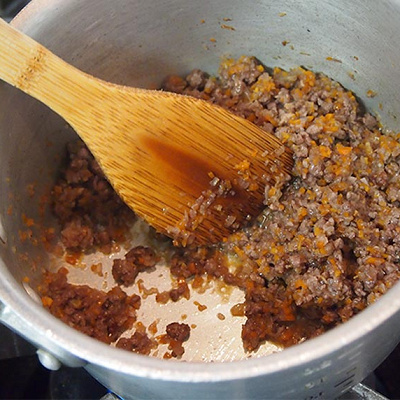 ④に残りの赤ワインを加え、鍋にワインがほぼなくなるまで煮詰める