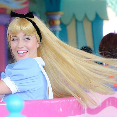 アリスのティーパーティーに乗るアリス