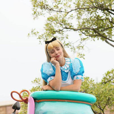 アリスのコスチュームは女の子に人気！