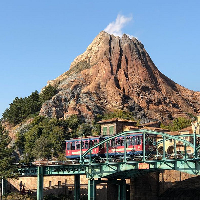 ディズニーシーのシンボル、プロメテウス火山の横を走るエレクトリックレールウェイ