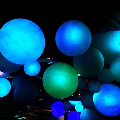 シアター入り口前の水中のような待機所