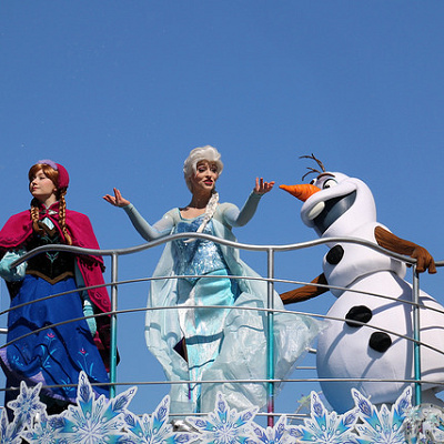 仲のよさを見せてくれるアナとエルサとオラフ