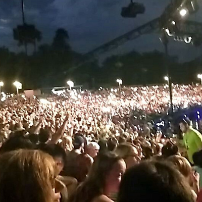 スマホのライトで一体感を見せる観客