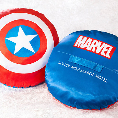 アベンジャーズ×アンバサダーホテル：キャプテン・アメリカの盾をモチーフにしたクッション