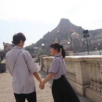 後ろ姿の手つなぎポーズ