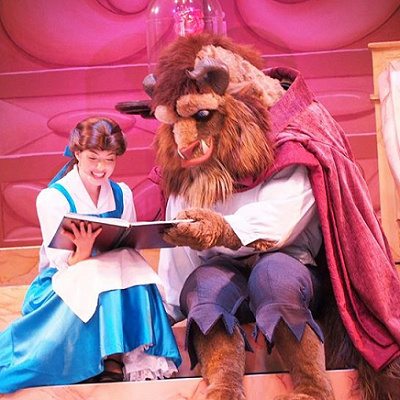 本を通して野獣とベルが心を通わせる