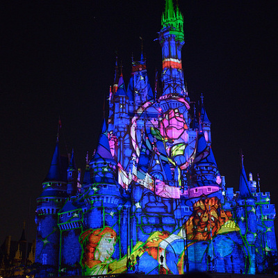 シンデレラ城に映し出される、美女と野獣
