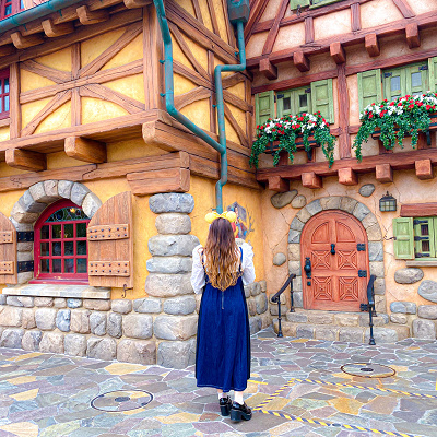 ベル風コーデ(白いシャツ×肩紐付きのブルー系スカート)