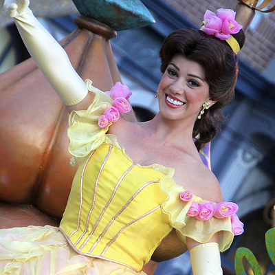 鮮やかな黄色のドレスに身を包んだベル