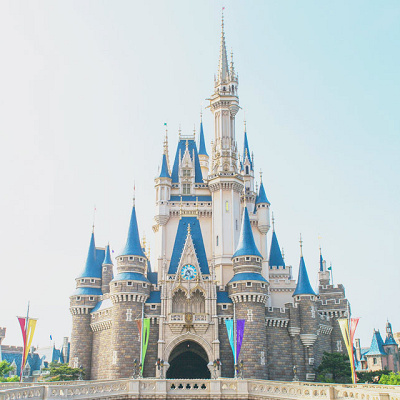 東京ディズニーランド以外で、シンデレラ城がシンボルのディズニーパークはどっち？