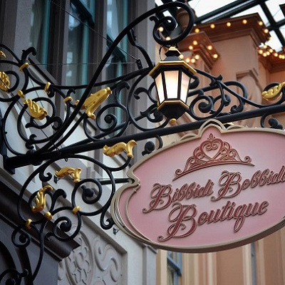 ビビディ・バビディ・ブティックの看板