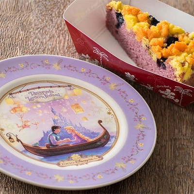 スーベニアプレート付きブルーベリークランブルケーキ