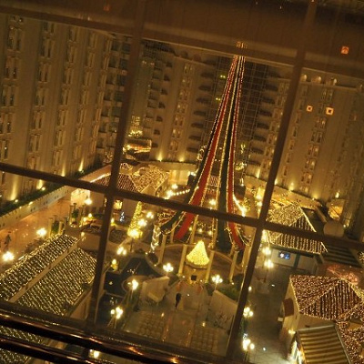 光り輝くロビー