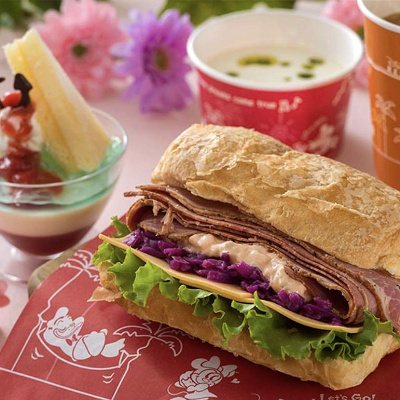 シェフのおすすめメニュー　パストラミビーフサンド（クリーミーキノコソース＆チーズ）