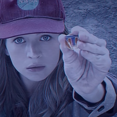 ピンバッジを持つケイシー