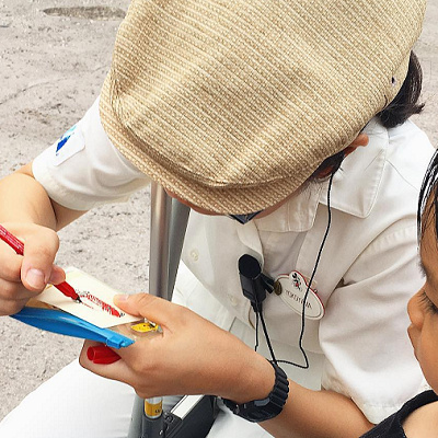 子供の対応をするキャスト