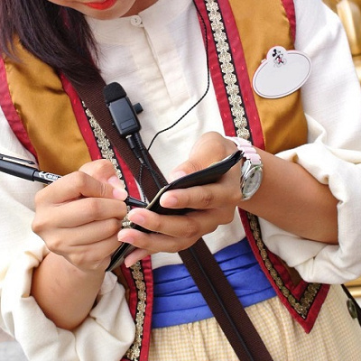 バースデーシールを書くキャストさん