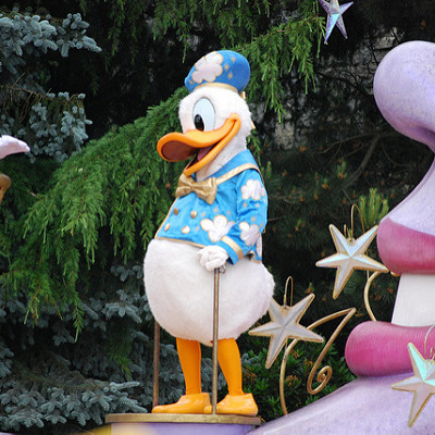 それぞれのキャラクターになりきるキャスト