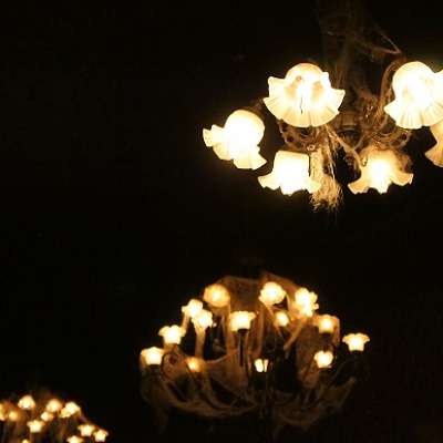 くもの巣が張ったシャンデリア