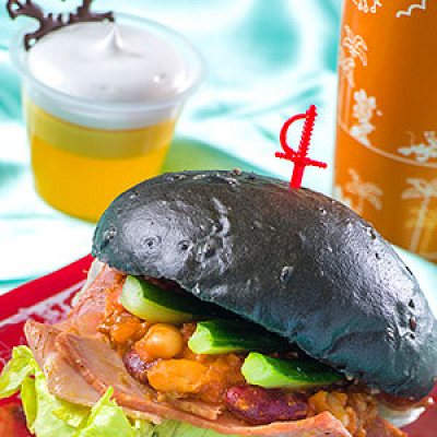 黒いバンズが特徴的！