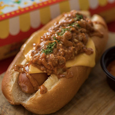 おすすめの秋ディズニーフード：チーズドック（ミートソース）＋スパイシーハリッサソース