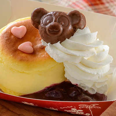 チーズケーキとベリーソース