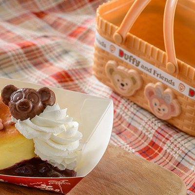 チーズケーキとベリーソース