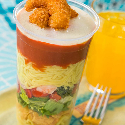 エビとサラダの冷やし麺（トマトソース）