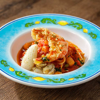 冷製パスタのペスカトーレ、ソフトシェルシュリンプのフリット添え