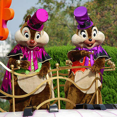 おそろいの衣装がかわいいチップとデール