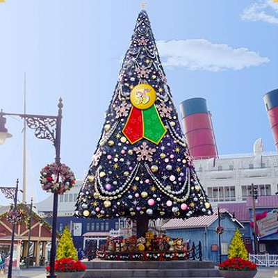 「S.S.コロンビア号」前のクリスマスツリー