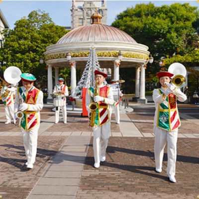 クリスマスバージョンのバンド演奏の様子