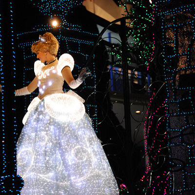 ナイトパレードにて美しいドレスを披露するシンデレラ