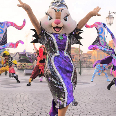 ヴィランチックなダークカラーのドレスもよく似合うクラリス