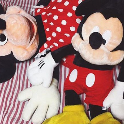 定番のミッキー＆ミニーのぬいぐるみ