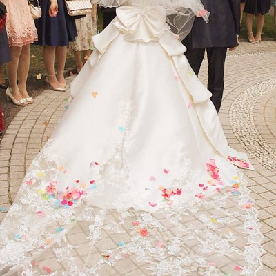 純白のウエディングドレスに咲く色とりどりの花