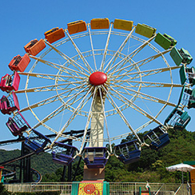 カラフルな大回転アトラクション・ヘリオス